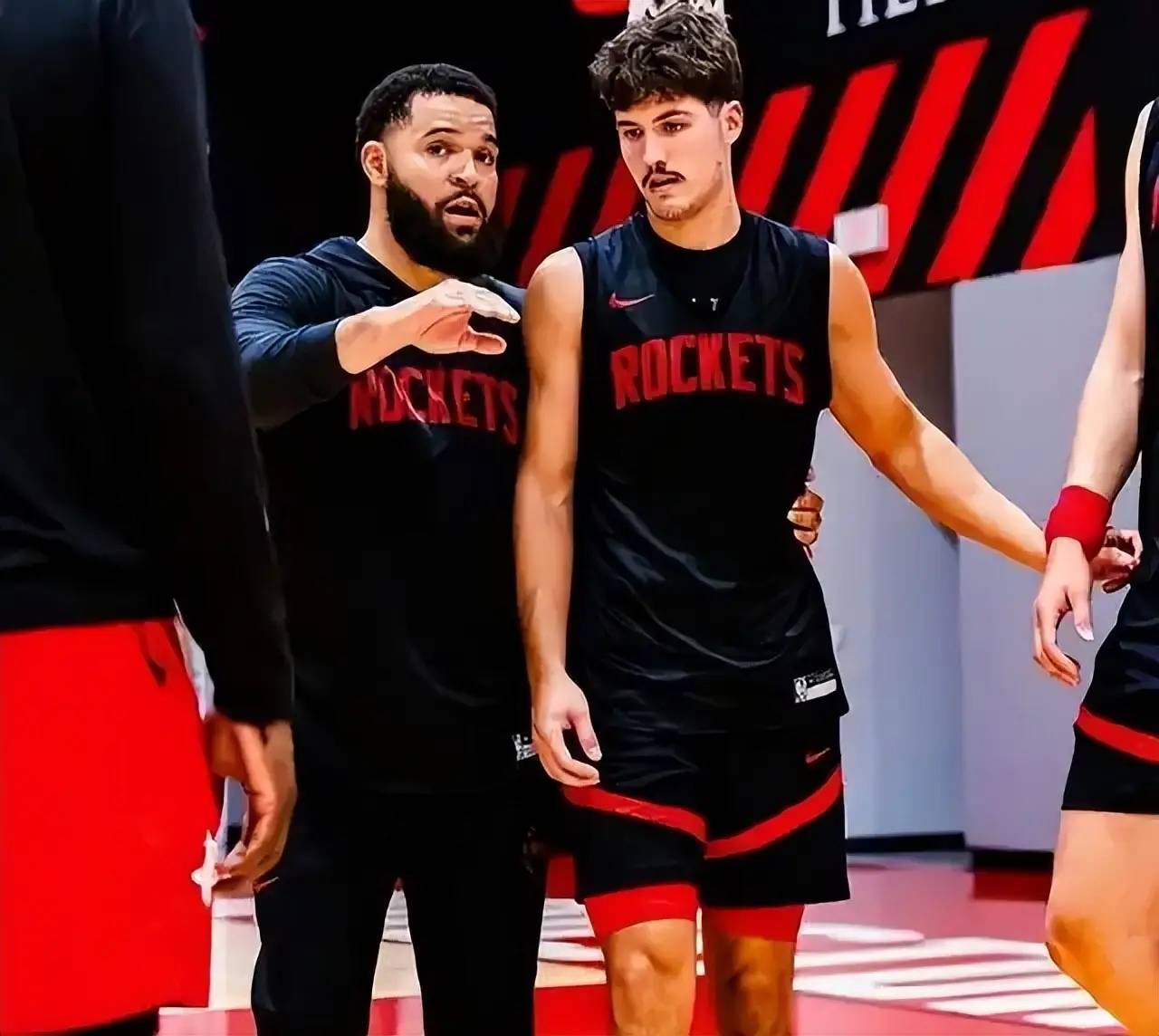 再见卡佩拉！火箭、开拓者酝酿4换2交易，1米93后卫空降休斯顿